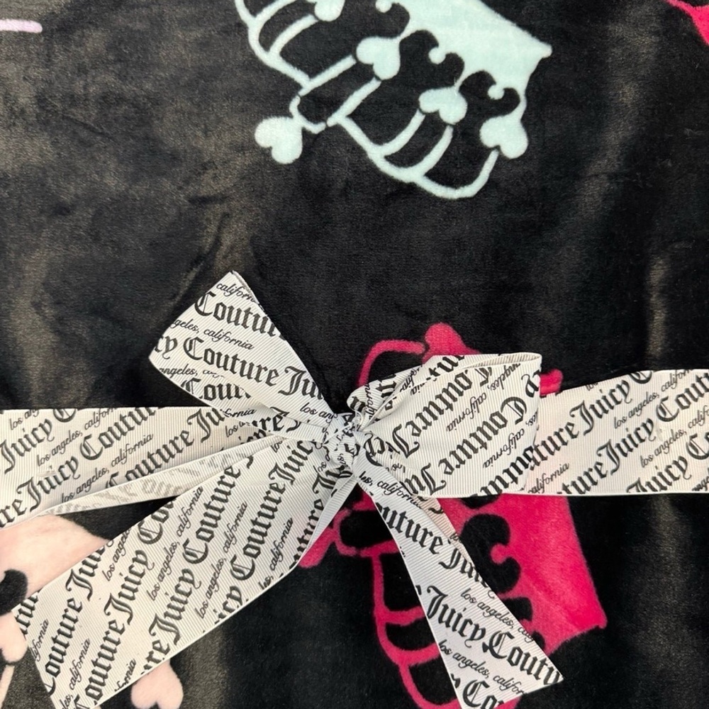 *NEW* Juicy Couture Crowns and Heart Black Throw Blanket - Picture 3 of 8